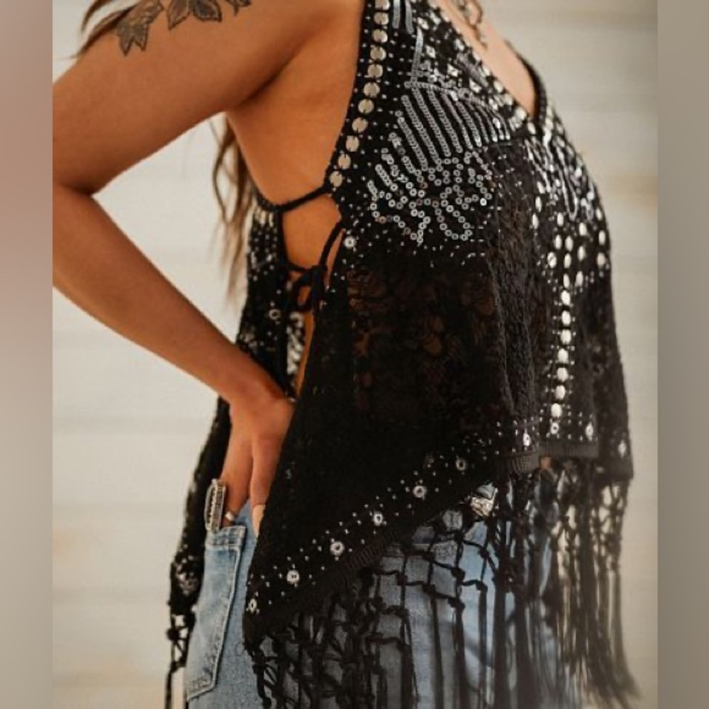 SOLD
 ✨Embellished Lace Cropped Tank Top
STERLING & STITCH✨